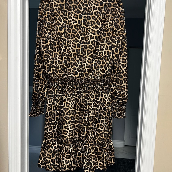 MICHAEL Michael Kors Animal Print Pebble Crepe Surplice V-Neck Long Cuff Sleeve - Picture 2 of 6